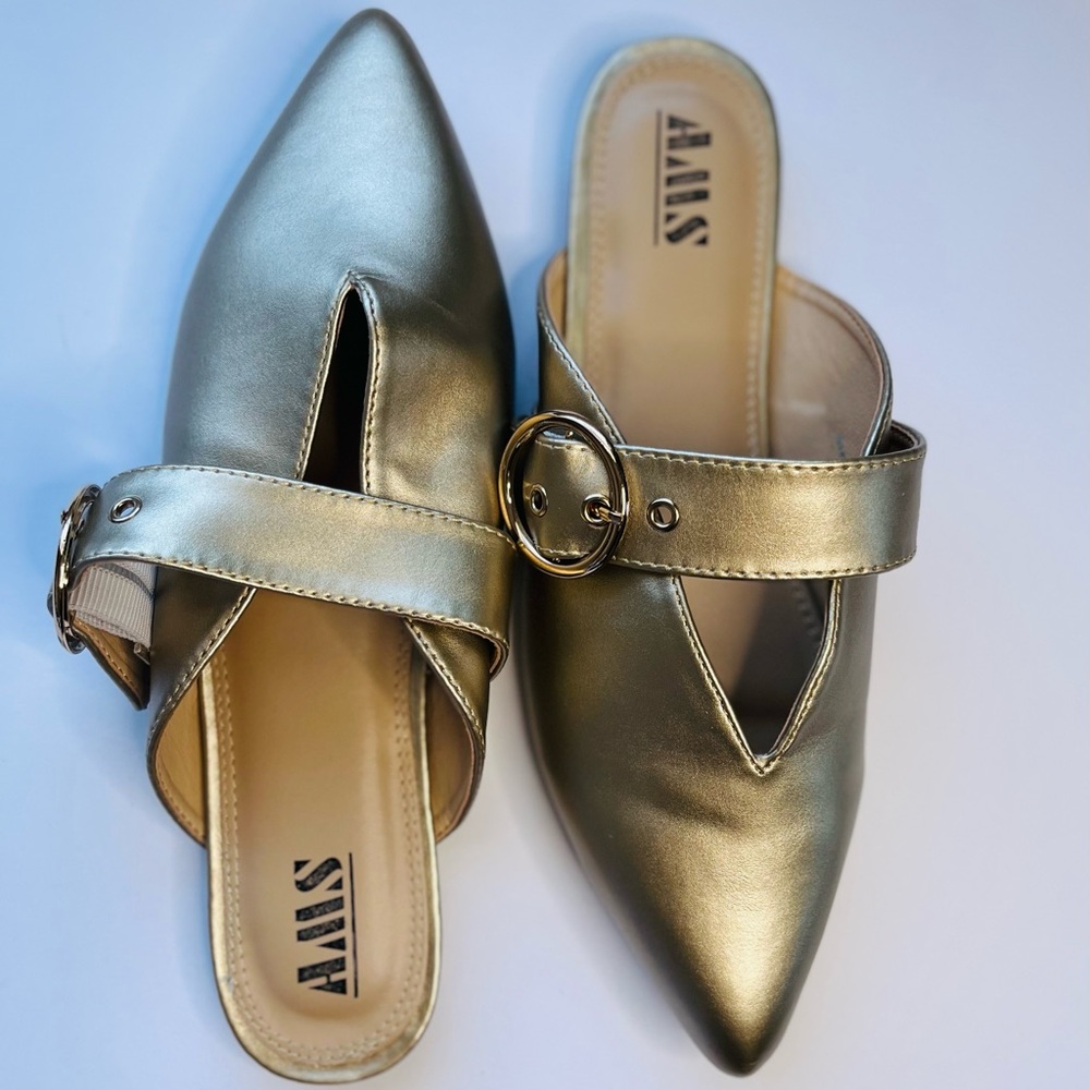 NWOT Beautiful Gold Flats 💛